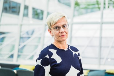 En porträttbild på Inger Damlin med allvarlig min.