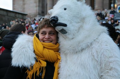 Silvia Modig i en varm omfamning.