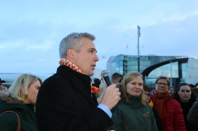 Anders Adlercreutz säger att riksdagens ambitioner ligger helt i linje med elevernas miljökrav.