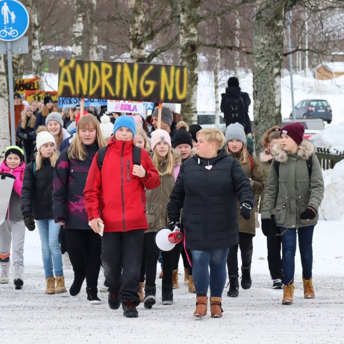 Ett hundratal lärare, elever och föräldrar demonstrerade nyligen mot den dåliga innomhusluften i Oxhamns skola i Jakobstad.
